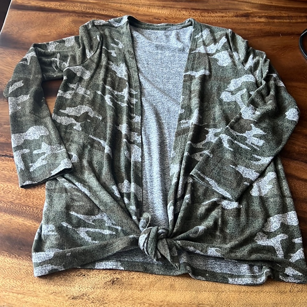 Justice Store camouflage greens & gray tie a couple ways size 10  cardigan